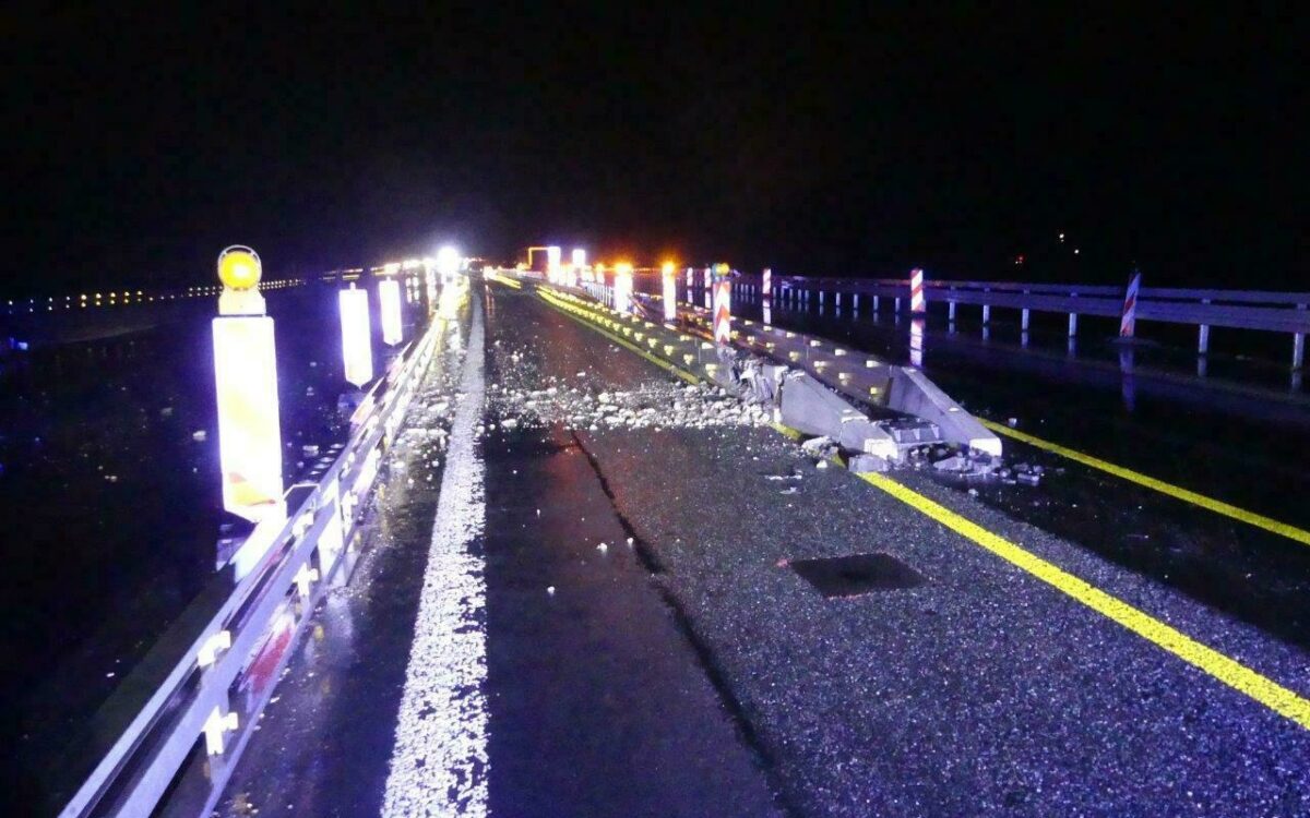 Nach Unfallflucht auf der A3 zerstörte Leitplanken und Scherben auf der Straße Nach Unfallflucht auf der A3 zerstörte Leitplanken und Scherben auf der Straße